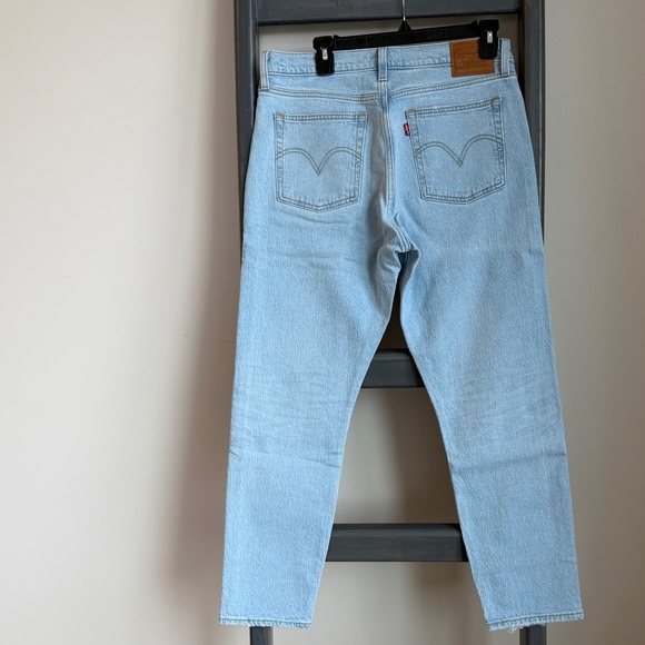 Levi’s Wedgie Icon Fit Jeans – Size 30 – Light Wash (NWOT) - Picture 2 of 3